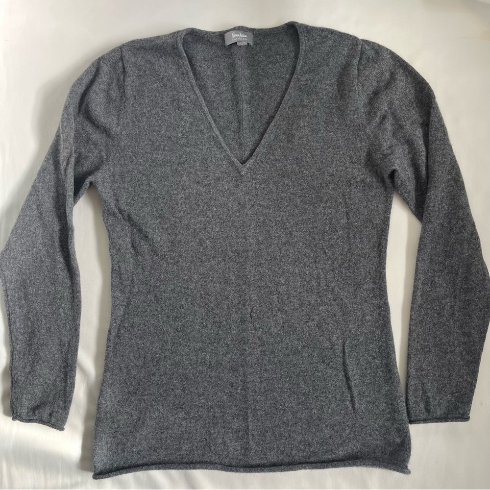 Neiman Marcus women’s cashmere sweater Grey V-Neck